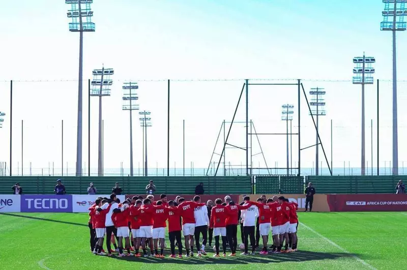 متابعة من أعلى تبة وتعليمات خاصة لثلاثي.. لقطات من مران منتخب مصر قبل مواجهة جنوب أفريقيا (صور) 